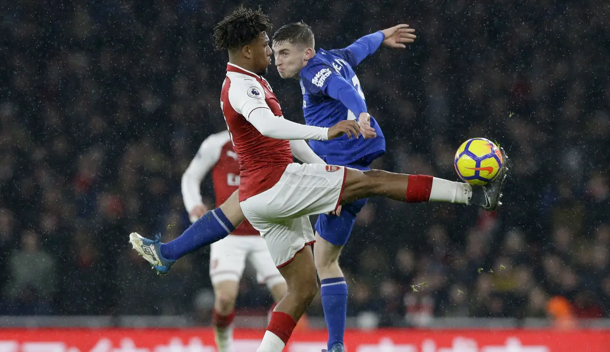 Duel pemain Arsenal, Alex Iwobi (kiri) dan pemain Everton, Jonjoe Kenny pada laga Premier League di Emirates Stadium, London, (3/2/2018). Arsenal menang 5-1. (AP/Alastair Grant)