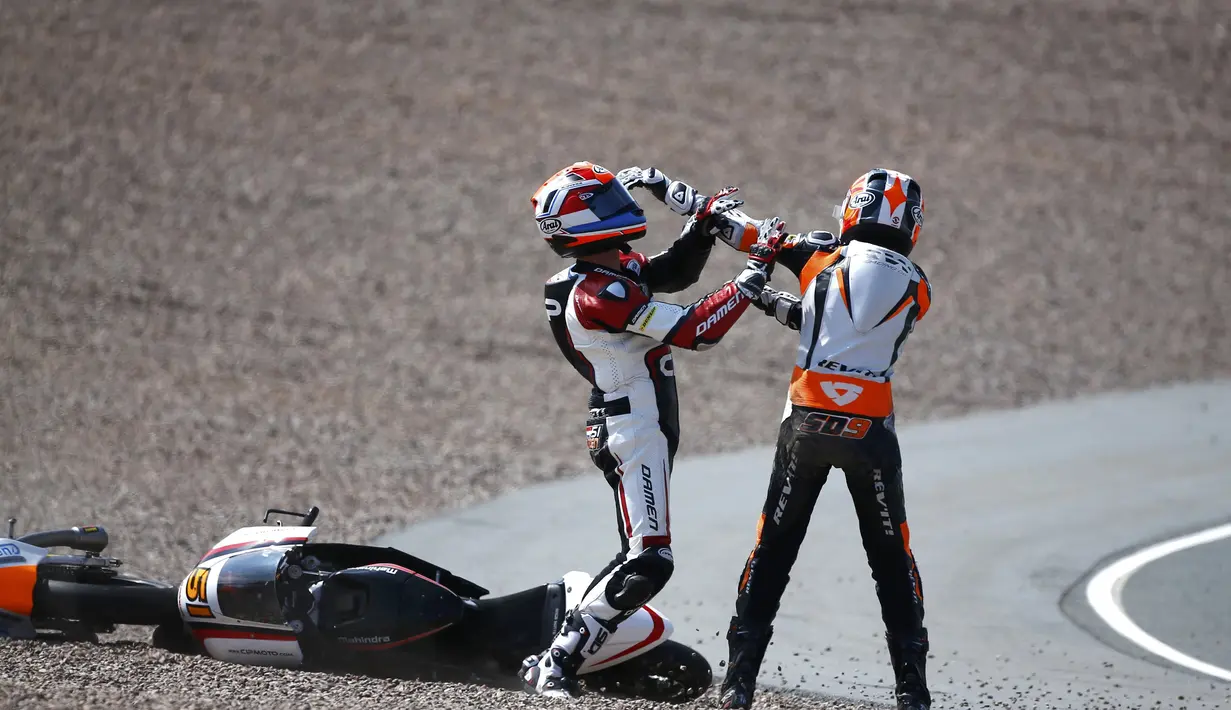 Kedua pembalap muda itu berkelahi usai mengalami kecelakaan pada putaran kesembilan di Sirkuit Sachsenring, Jerman, Minggu (13/7/14). (REUTERS/Thomas Peter)