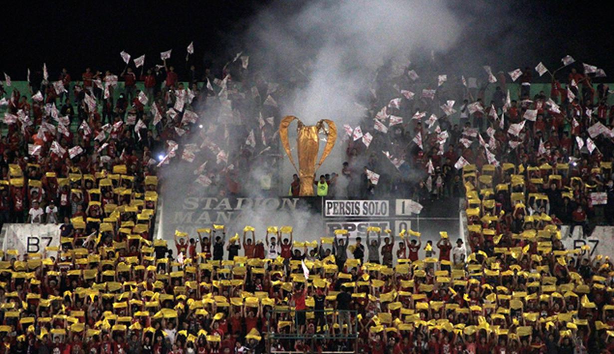 Supporter Persis Solo, Pasoepati membuat koreografi saat berlangsungnya pertandingan melawan PPSM Magelang pada laga perdana grup C Piala Kemerdekaan di Solo, Jateng, Sabtu (15/8/2015). Persis takluk 2-3 dari PPSM. (Bola.com/Vincensius Sarwono)
