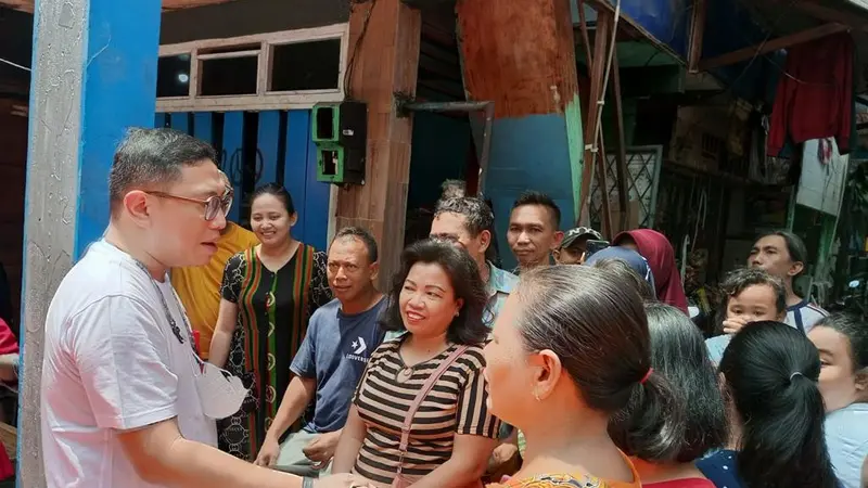 Ketua DPD Taruna Merah Putih DKI Jakarta Brando Susanto gelar bancakan bersama masyarakat di pinggir rel dalam rangka syukuran menyambut HUT ke-50 PDIP