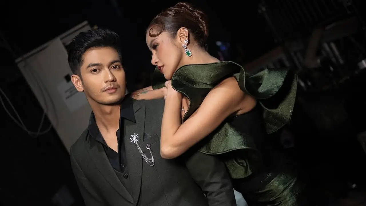 Potret Olla Ramlan dan Teuku Ryan Tampil Serasi, Jadi Sorotan Utama di Infotainment Awards 2025