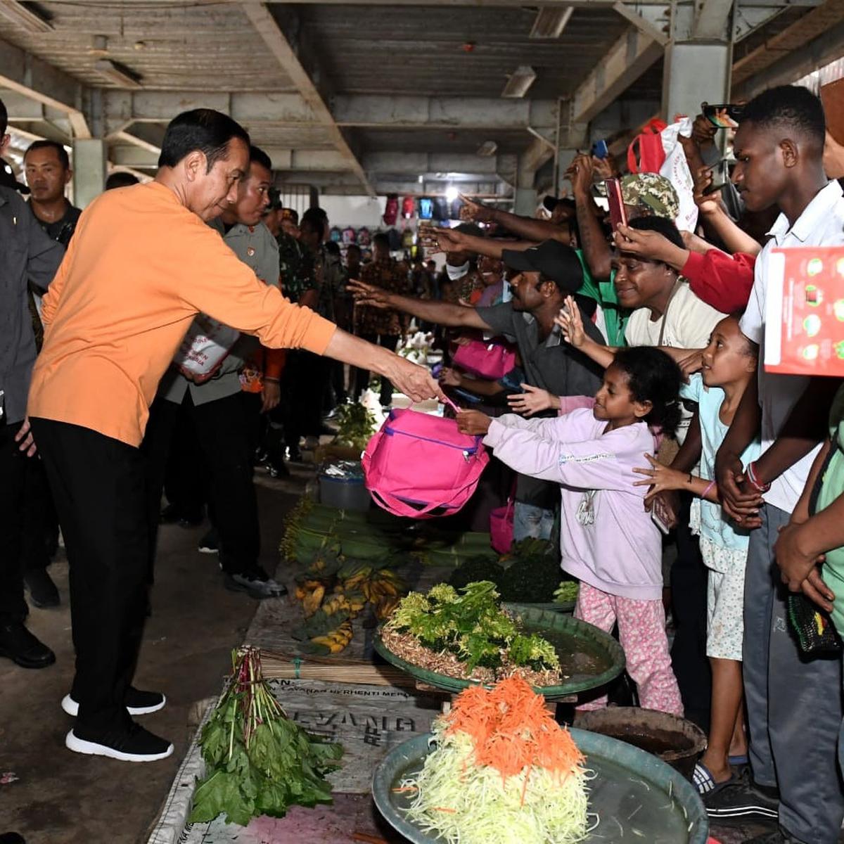 Presiden Jokowi Kunjungi Pasar Pharaa Sentani