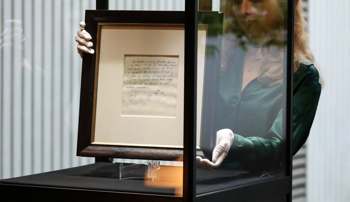 Penawaran untuk barang tersebut mencapai £220.000 dan akan dibuka di rumah lelang Inggris Bonhams hingga 17 Mei. (Adrian DENNIS / AFP)