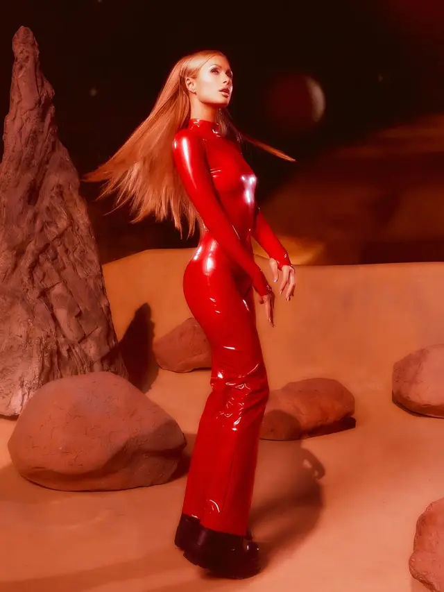 Kostum Haloween Paris Hilton jadi  Britney Spears. [@parishilton]