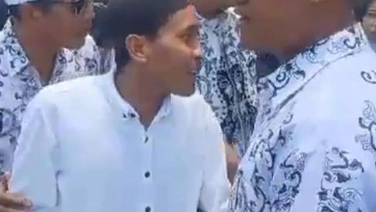 Momen Rekan Seprofesi Beri Dukungan untuk Pak Akbar, Guru yang Dituntut Rp50 Juta karena Tegur Siswa agar Salat