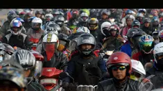 Pemudik motor memadati jalur Karawang - Cikampek di Desa Lamaran, Karawang, Jawa Barat, Sabtu (26/7/2014) (Liputan6.com/Miftahul Hayat) 