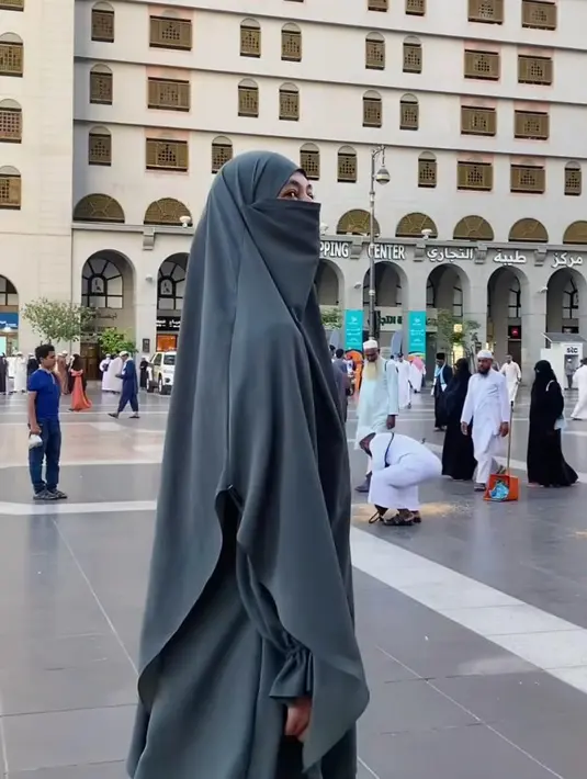 Sesekali ia tampil dengan padanan khimar, gamis, serta cadar.  [@raffinagita1717]