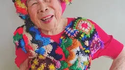 Emiko (93) nenek asal Jepang menjadi model untuk pakaian yang dibuat oleh cucunya. Sang cucu, Chinami Mori seringkali membuat pakaian warna cerah dan pelangi yang ia buat dengan teknik tenun khusus yang disebut Saori. (mymodernmet.com)