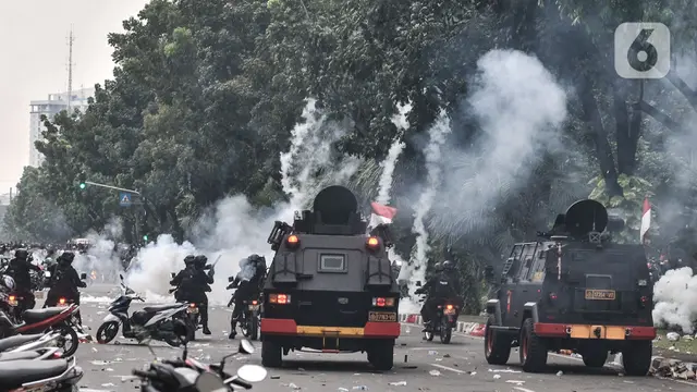 Polisi Bertameng dan Kendaraan Taktis Amankan Bentrokan Massa