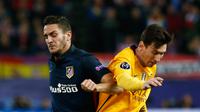 Penyerang Barcelona, Lionel Messi (kanan) berusaha membawa bola dari kawalan gelandang Atletico Madrid, Koke di leg kedua Liga Champions di Vicente Calderon, Madrid, (14/4). Atletico menang atas Barcelona dengan skor 2-0. (Reuters/Juan Medina)