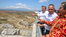 Menteri PU dan Perumahan Rakyat Basuki Hadimuljono bersama Gubernur Jawa Barat Ahmad Heryana berbincang saat meresmikan penutupan tahap pertama di Waduk Jati Gede, Sumedang, Jawa Barat, Senin (31/8/2015). (Liputan6.com/Faizal Fanani)