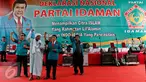 Ketum Partai Idaman Rhoma Irama (kedua kanan) dan simpatisan partai meneriakkan yel saat deklarasi nasional parta di Tugu Proklamasi Jakarta, Rabu (14/10). Deklarasi tersebut dihadiri sejumlah tokoh parpol dan simpatisan partai.(Liputan6.com/Yoppy Renato)