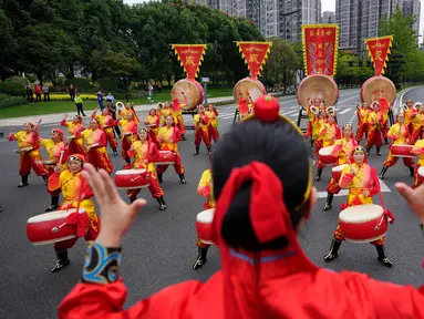 Para penabuh drum tampil dalam kirab obor Asian Games ke-19 di Hangzhou, Cina, Rabu, 20 September 2023. (AP Photo/Vincent Thian)