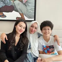 Kebersamaan Angelina Sondakh dan Keanu Massaid. (Sumber: Instagram/aaliyah.massaid)