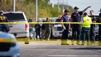 Petugas berjaga di lokasi penembakan massal di Gereja First Baptist, Sutherland Springs, Texas, (5/11). Pelaku melepaskan tembakan pukul 11.30 waktu setempat, Setidaknya 26 orang meninggal dunia. (Nick Wagner/Austin American-Statesman via AP)