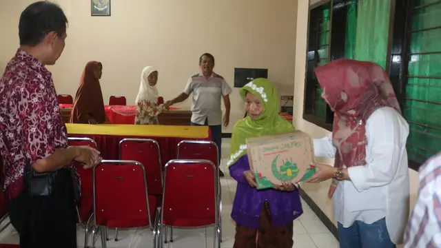 Bupati Purbalingga Dyah Hayuning Pratiwi membagikan membagikan bingkisan lebaran untuk para lansia miskin. (Foto: Liputan6.com/Pemkab Purbalingga/Muhamad Ridlo)