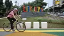 Pesepeda saat mengunjungi Taman Link In Park, Cempaka Putih, Jakarta Pusat, Kamis (12/1/2023). Pemprov DKI melalui Dinas Pertamanan dan Hutan Kota (Distamhut) DKI Jakarta akan segera meresmikan taman baru viral Link In Park dengan inspirasi nama band rock asal Amerika Serikat dengan sejumlah fasilitas di taman tersebut antara lain, area skateboard, fitness outdoor, area bermain anak, toilet, hingga rumah hobbit yang akan diresmikan pada Februari mendatang. (merdeka.com/Iqbal S Nugroho)