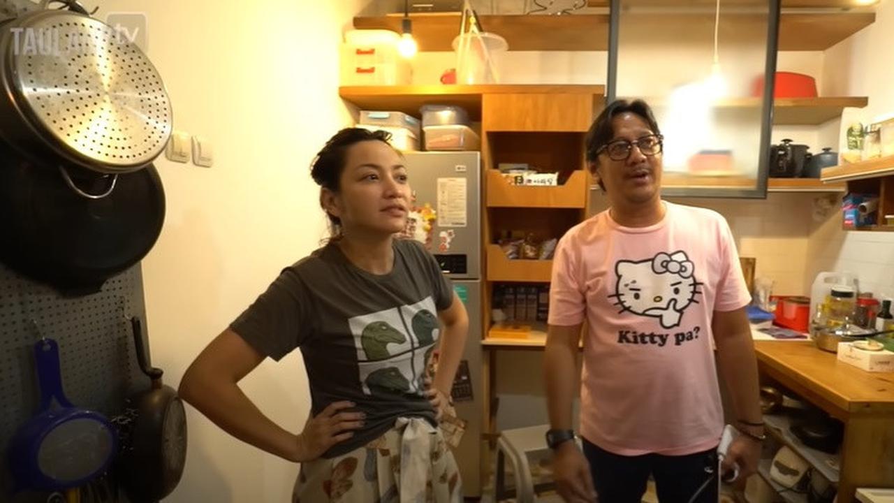 8 Potret Dapur Hesti Purwadinata yang Minimalis, Berkonsep Open Space - Gaya Rustic dengan Elemen Kayu