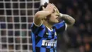 Striker Inter Milan, Lautaro Martinez, tampak kecewa usai gagal mencetak gol ke gawang Napoli pada laga semifinal Coppa Italia di Stadion Giuseppe Meazza, Rabu (12/2/2020). Inter Milan takluk 0-1 dari Napoli. (AP/Luca Bruno)