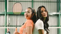 Hesti Purwadinata berpose dengan Erika Carlina saat latihan jelang melawan Raisa dan Anya Geraldine di acara Vindes Sport bertajuk Tepok Bulu 2022. Jelang pertandingan tersebut, Hesti dan Erika tampak melatih kemampuan mereka bermain bulu tangkis di lapangan. (Instagram/ hestipurwadinata)