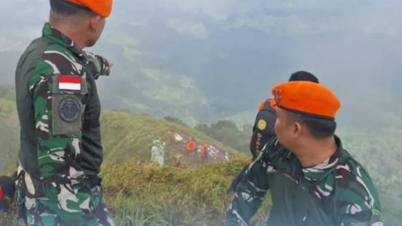 TNI AU Kerahkan Korpasgat untuk Evakuasi Pesawat ATR 42-500 yang Jatuh di Maros