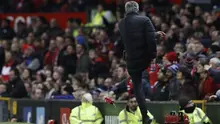 Manajer Manchester United, Jose Mourinho, saat menendang botol pada tengah pertandingan melawan West Ham United, di Old Trafford, Minggu (27/11/2016). (Reuters). 
