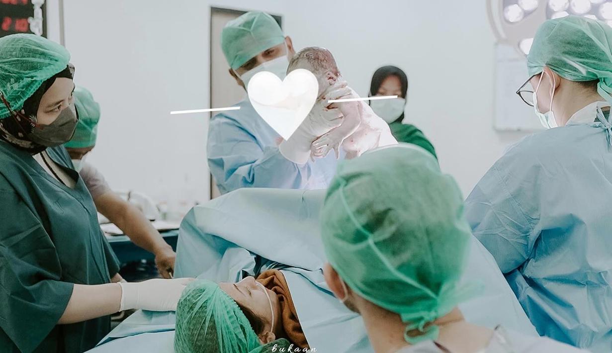 Ini adalah momen ketika buah hatinya tercinta telah lahir dengan sehat dan selamat. Wajah sang anak ditutupi stiker, Sarah dan suami sepakat untuk tidak mengekspos wajah Baby Aldevaro kepada publik sampai waktunya tiba. Tak hanya Sarah dan suami, dokter hingga perawat yang membantu proses melahirkan Sarah juga turut bahagia atas kelahiran anak Sarah Keihl. (Liputan6.com/IG/@sarahkeihl)