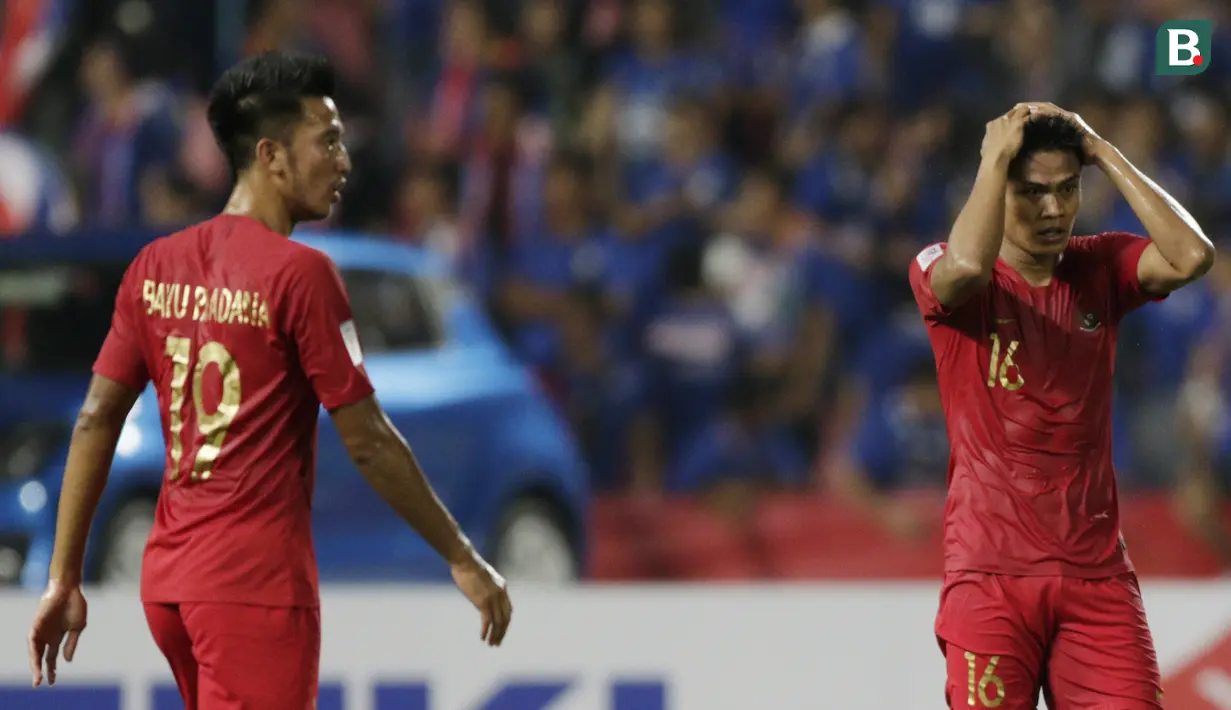 Bek Timnas Indonesia, Fachruddin Aryanto, tampak kecewa usai dikalahkan Thailand pada laga Piala AFF 2018 di Stadion Rajamangala, Bangkok, Sabtu (17/11). Thailand menang 4-2 dari Indonesia. (Bola.com/M. Iqbal Ichsan)
