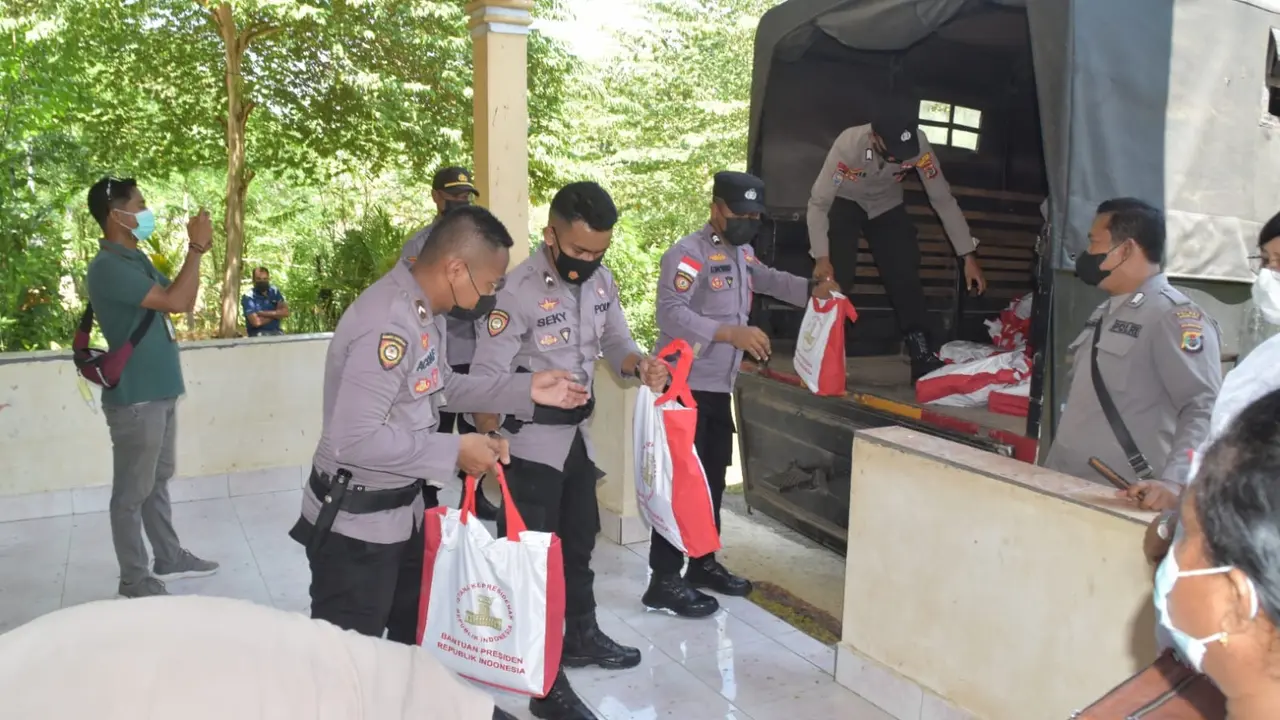 Anggota Polres Manggarai Barat sedan menuruntan ratusan paket bantuan sembako dari Presiden RI. (Foto Istimewah)