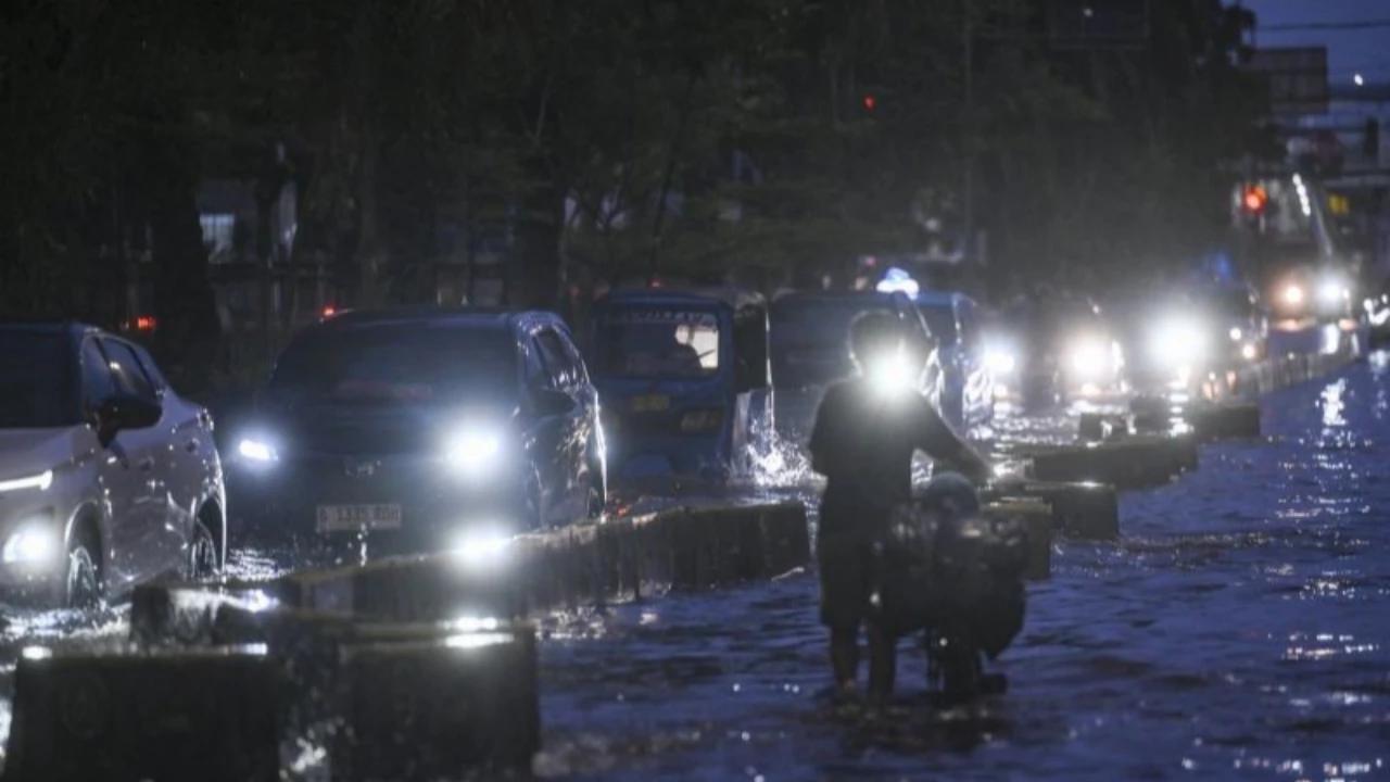 Curhat Pekerja Jakarta: Terjebak Macet Akibat Banjir, Naik Mobil Boncos di Bensin