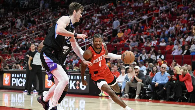 Pemain Rockets Jalen Green menerobos pertahanan Utah Jazz pada laga NBA 2024/2025