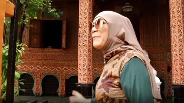 Potret Dorce Gamalama di rumah gadang miliknya (Sumber: YouTube/Good Friend)