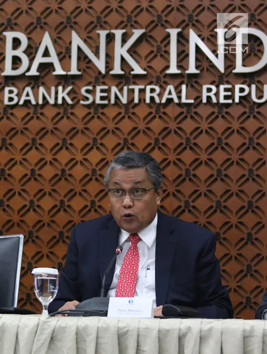 Gubernur BI Perry Warjiyo memberikan penjelasan kepada wartawan di Jakarta, Kamis (20/6/2019). RDG Bank Indonesia 19-20 Juni 2019 memutuskan untuk mempertahankan BI7DRR sebesar 6,00%, suku bunga Deposit Facility sebesar 5,25%, dan suku bunga Lending Facility sebesar 6,75%.(Liputan6.com/Angga Yuniar)