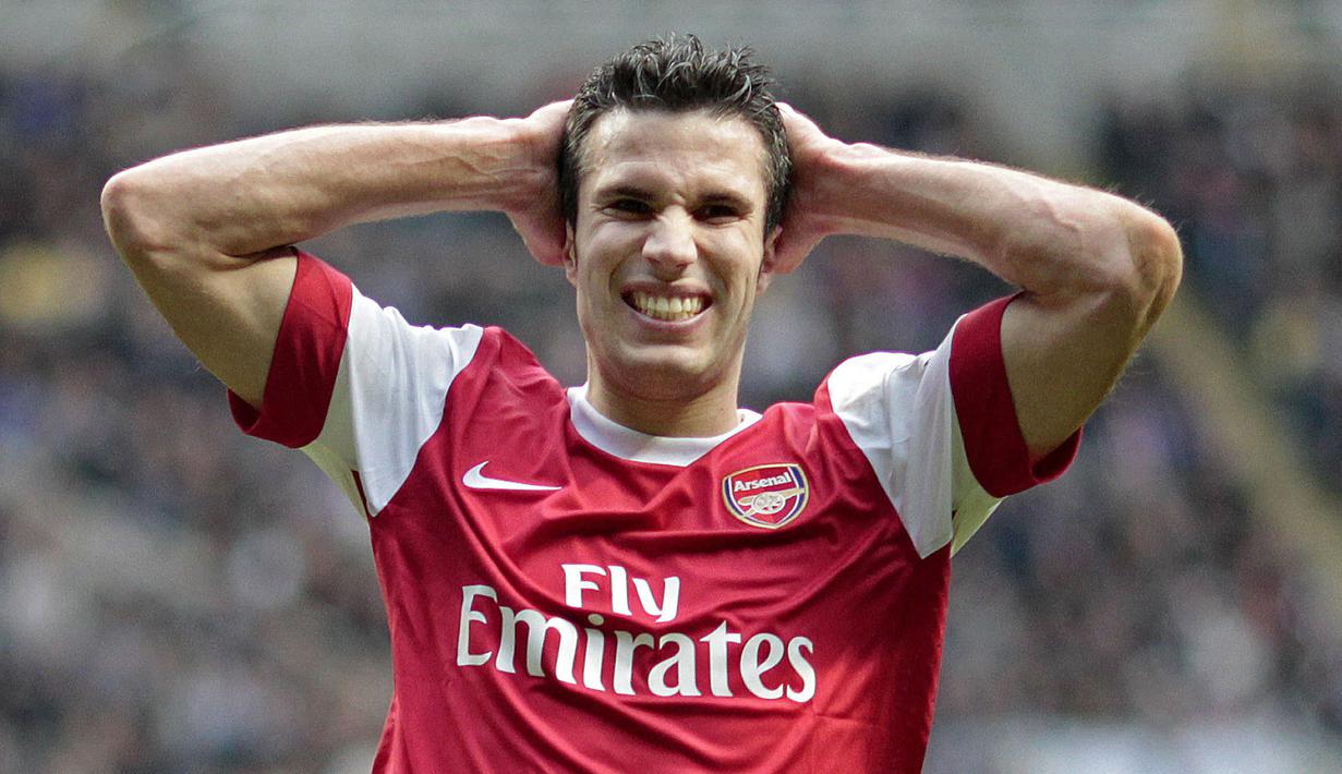 Robin van Persie menjadi pengganti kapten Arsenal setelah ditinggal Fabregas. Ia merupakan salah satu penyerang terbaik saat itu dan berhasil menyabet gelar sepatu emas dan pemain terbaik Liga Inggris 2011/2012. Namun, dirinya memilih hengkang ke MU semusim berselang. (AFP/Graham Stuart)