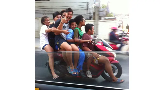 Aksi Nyeleneh Saat Berkendara Ini Cuman Ada di Indonesia