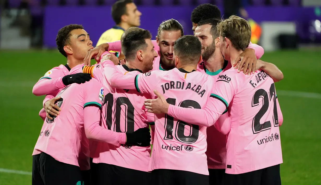 Pemain Barcelona merayakan gol yang dicetak Lionel Messi ke gawang Valladolid pada laga lanjutan Liga Spanyol di Jose Zorrilla Stadium, Rabu (23/12/2020) dini hari WIB. Barcelona menang 3-0 atas Valladolid. (AFP/Cesar Manso)