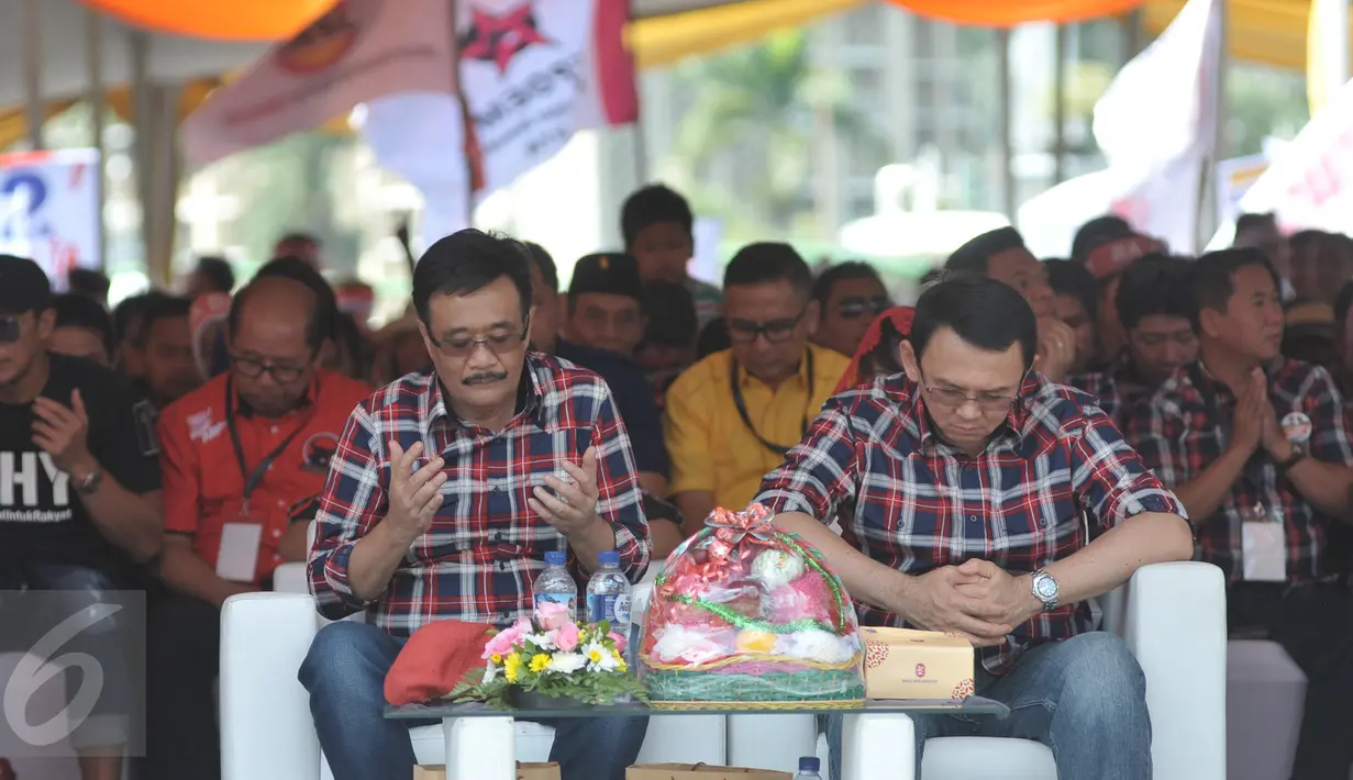 Pasangan Cagub dan Cawagub DKI Jakarta Basuki T Purnama dan Djarot Saiful Hidayat berdoa saat acara Deklarasi Kampanye Damai di Silang Monas, Jakarta, Sabtu (29/10). (Liputan6.com/Yoppy Renato)