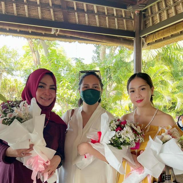 6 Potret Rieta Amilia Bareng Nagita Slavina dan Caca Tengker, Selalu Kompak