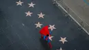 Toly Shtapenko mengenakan kostum Superman menyusuri jalan di Hollywood Boulevard, Los Angeles untuk menarik perhatian turis, 2 Maret 2017. Para pekerja Hollywood Boulevard Character ini menjadi bukti betapa kerasnya kehidupan di Hollywood (AP/Jae C. Hong)