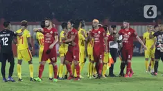 Pemain Bhayangkara FC dan Persija melakukan salam siku usai melakoni lanjutan Shopee Liga 1 Indonesia di Stadion PTIK, Jakarta, Sabtu (14/3/2020). Laga kedua tim berakhir imbang 2-2. (Liputan6.com/Helmi Fithriansyah)
