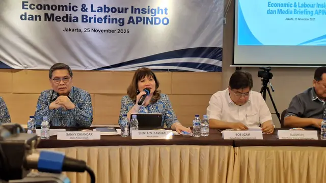 Ketua Umum Asosiasi Pengusaha Indonesia (Apindo), Shinta Widjaja Kamdani saat konferensi pers, di Kantor Apindo, Jakarta, Selasa (25/11/2025). (Foto: Liputan6.com/Arief RH)