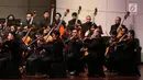 Pemain orkestra saat tampil dalam konser Jakarta City Philharmonic (JCP) di Taman Ismail Marzuki, Jakarta, Rabu (16/5). Konser tersebut mengangkat tema "Tirta". (Liputan6.com/Arya Manggala)