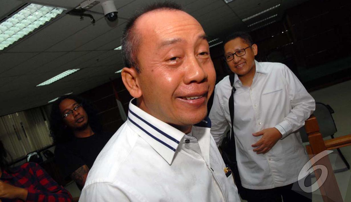 Saan Mustopa yang mengenakan baju berwarna putih terlihat santai. Ia bercengkrama dengan Anas saat bertemu di Pengadilan Tipikor, Jakarta, Senin (7/7/2014) (Liputan6.com/Miftahul Hayat)