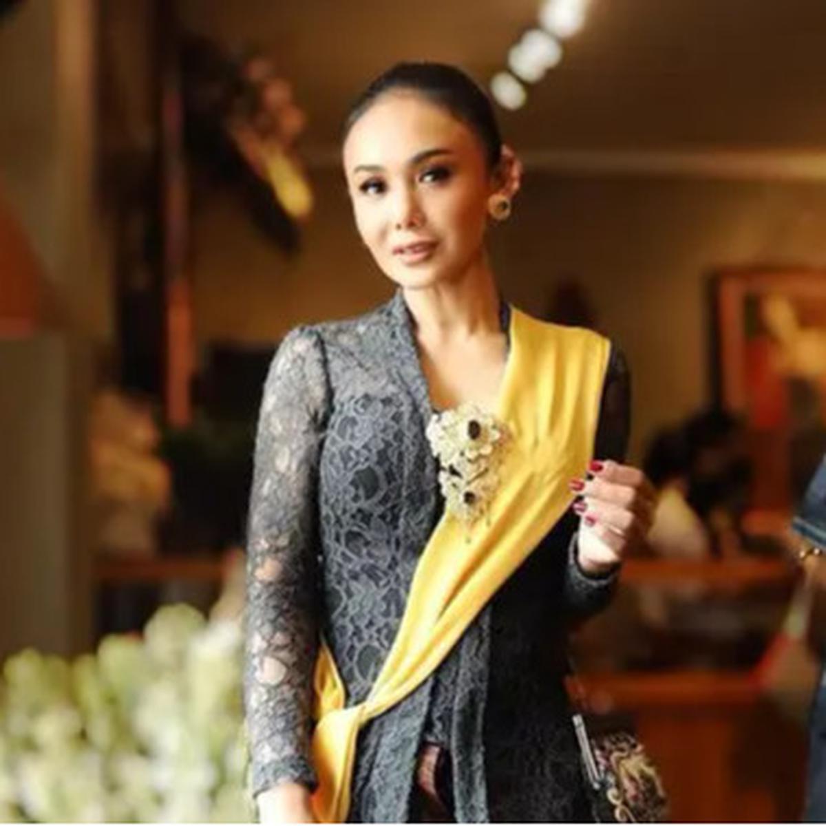 Model Batik dan Kebaya ala Yuni Shara