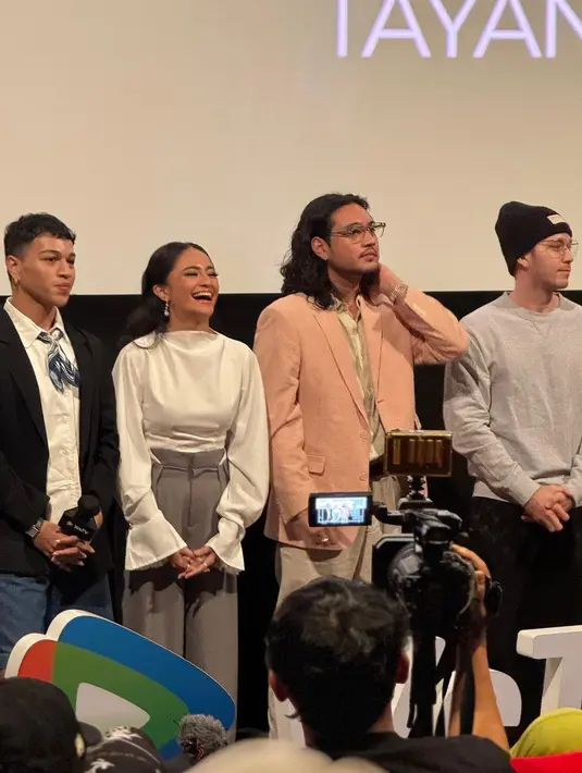 Perpaduan atasan dan bawahan yang sleek membentuk siluet tubuh Marshanda yang kian ramping [@marshanda99]