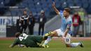 Striker Lazio, Ciro Immobile (kanan) berebut bola dengan gelandang Crotone, Jacopo Petriccione dalam laga lanjutan Liga Italia 2020/2021 pekan ke-27 di Olimpico Stadium, Roma, Jumat (12/3/2021). Lazio menang 3-2 atas Crotone. (AP/Alessandra Tarantino)