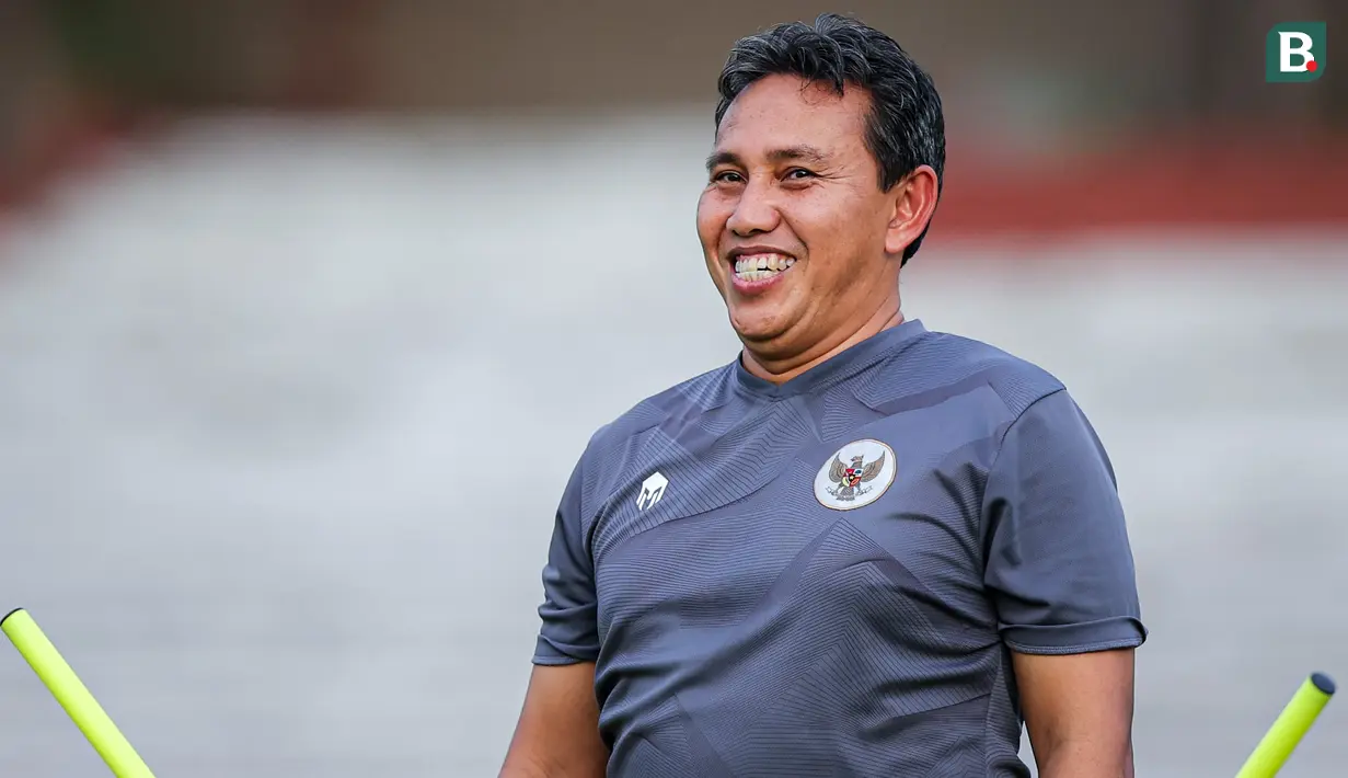 <p>Pelatih kepala Timnas Indonesia U-17, Bima Sakti tersenyum pada latihan resmi menjelang laga penentu Grup A Piala Dunia U-17 2023 di Stadion Gelora 10 November, Tambaksari, Surabaya, Rabu (15/11/2023). (Bola.com/Bagaskara Lazuardi)</p>