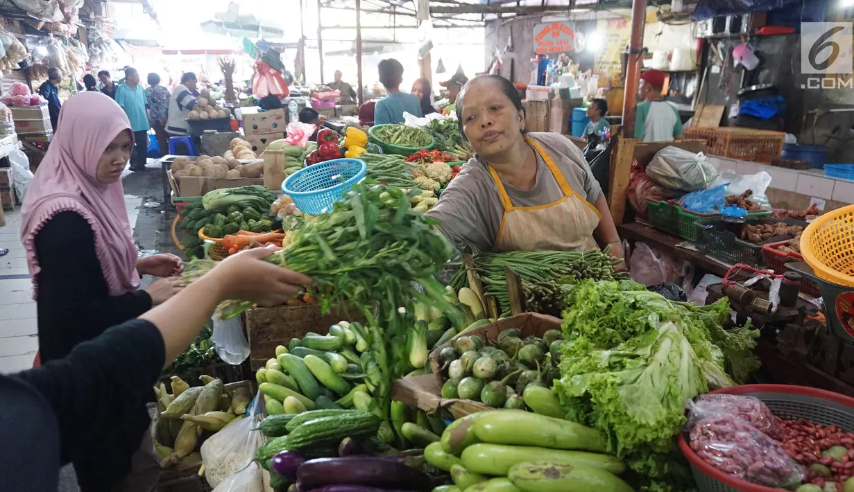 Pedagang melayani pembeli di Pasar Kebayoran, Jakarta, Selasa (1/10/2019). Badan Pusat Statistik (BPS) mencatat Indeks Harga Konsumen pada September 2019 mengalami deflasi sebesar 0,27 persen. Posisi ini lebih rendah dari deflasi Agustus 2019 sebesar 0,68%. (Liputan6.com/Angga Yuniar)