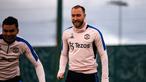 Pemain Manchester United, Christian Eriksen kembali mengikuti sesi latihan Manchester United di Carrington pada Jumat (07/04/2023) WIB. Eriksen sempat absen lama dari lini tengah MU akibat cedera pergelangan kaki saat menjamu Reading di babak keempat Piala FA di Old Trafford, Minggu (29/1/2023) WIB. (Twitter/@ManUtd)