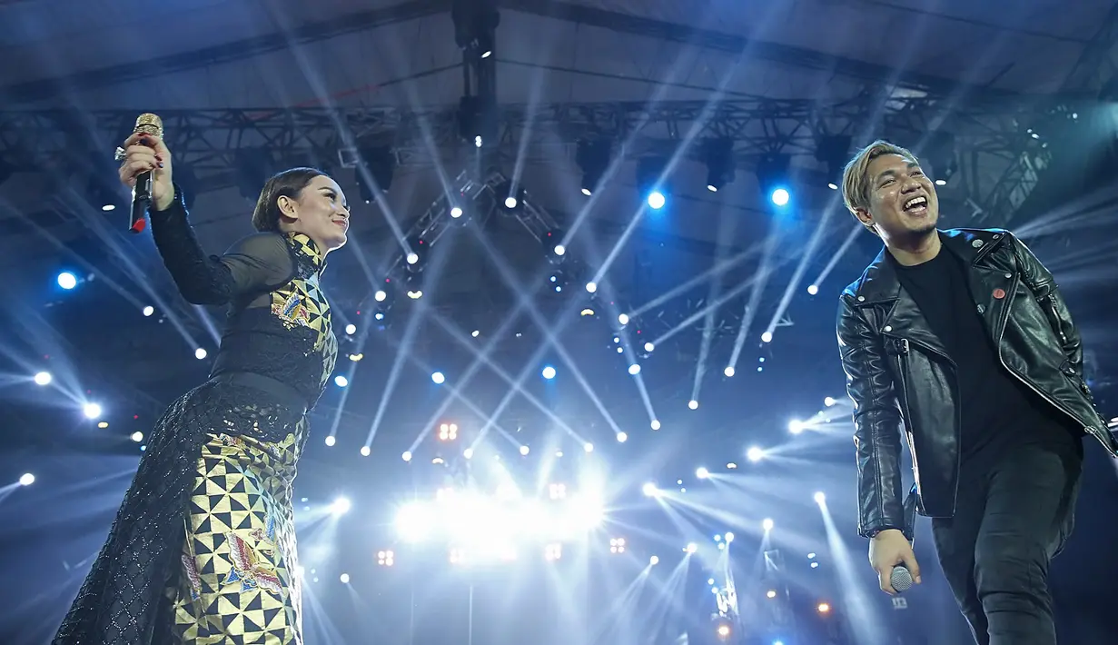 Pelantun Belah Duren itu sering memberikan nasihat saat salah satu dari anggotanya ada yang  salah saat ngomong. Bahkan, Jupe langsung protes bila Zaskia atau Ayu ada salah ngomong. (Bambang E. Ros/Bintang.com)